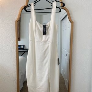 Baby you’re the one, white sleeveless body on midi dress